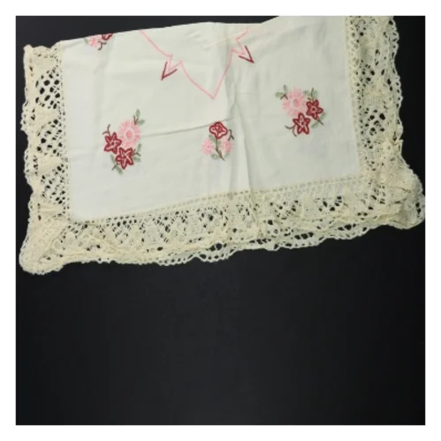 Broderet dug med blondekant (str. 50 x 50 cm)