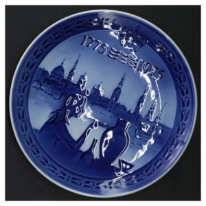 Blå og hvid porcelænplatte fra Royal Copenhagen (str. 18 cm)