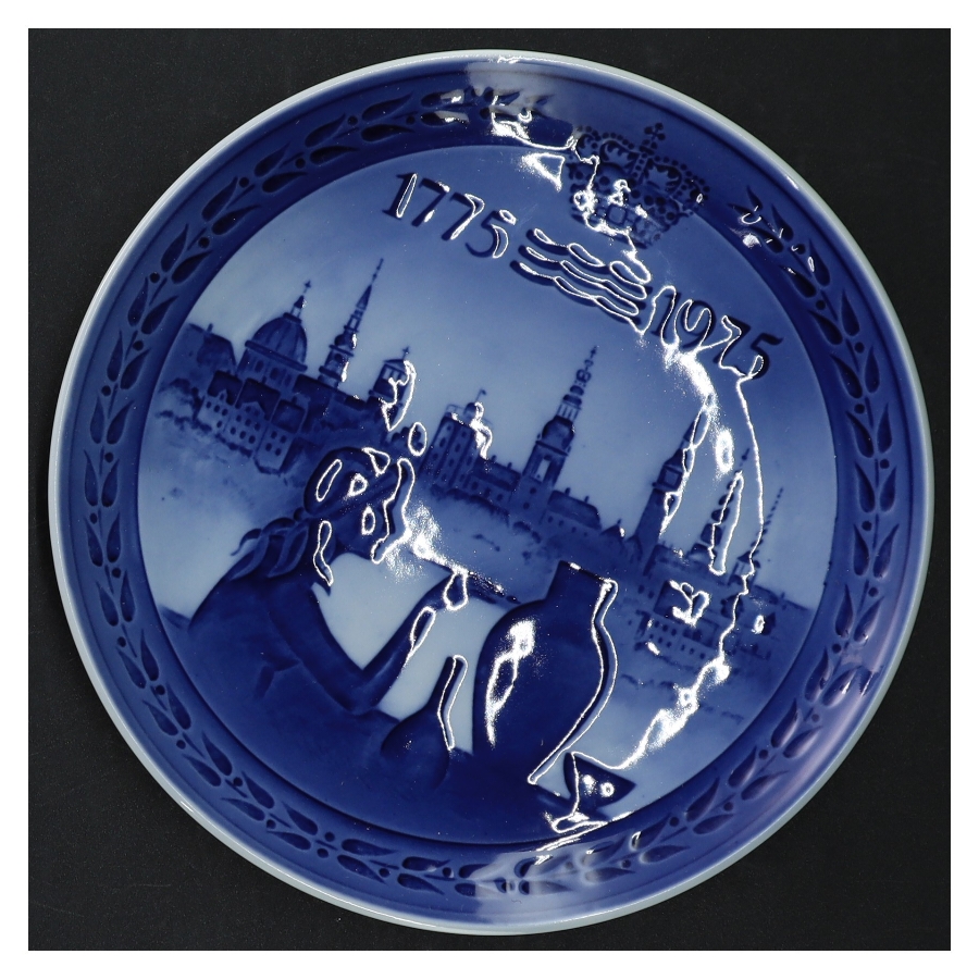 Blå og hvid porcelænplatte fra Royal Copenhagen (str. 18 cm)
