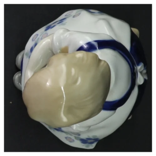 Porcelænsfigur af pige (str. 21 cm)