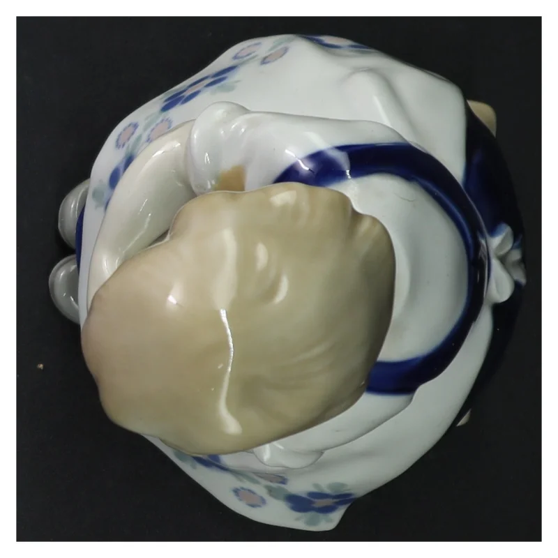 Porcelænsfigur af pige (str. 21 cm)