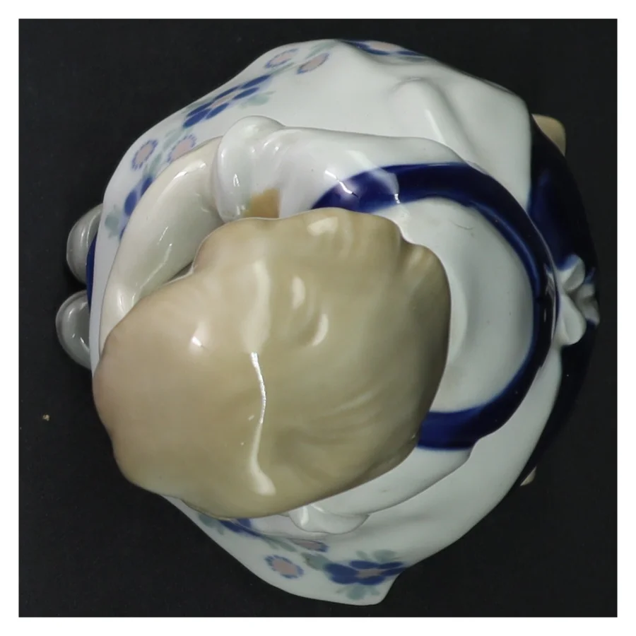 Porcelænsfigur af pige (str. 21 cm)