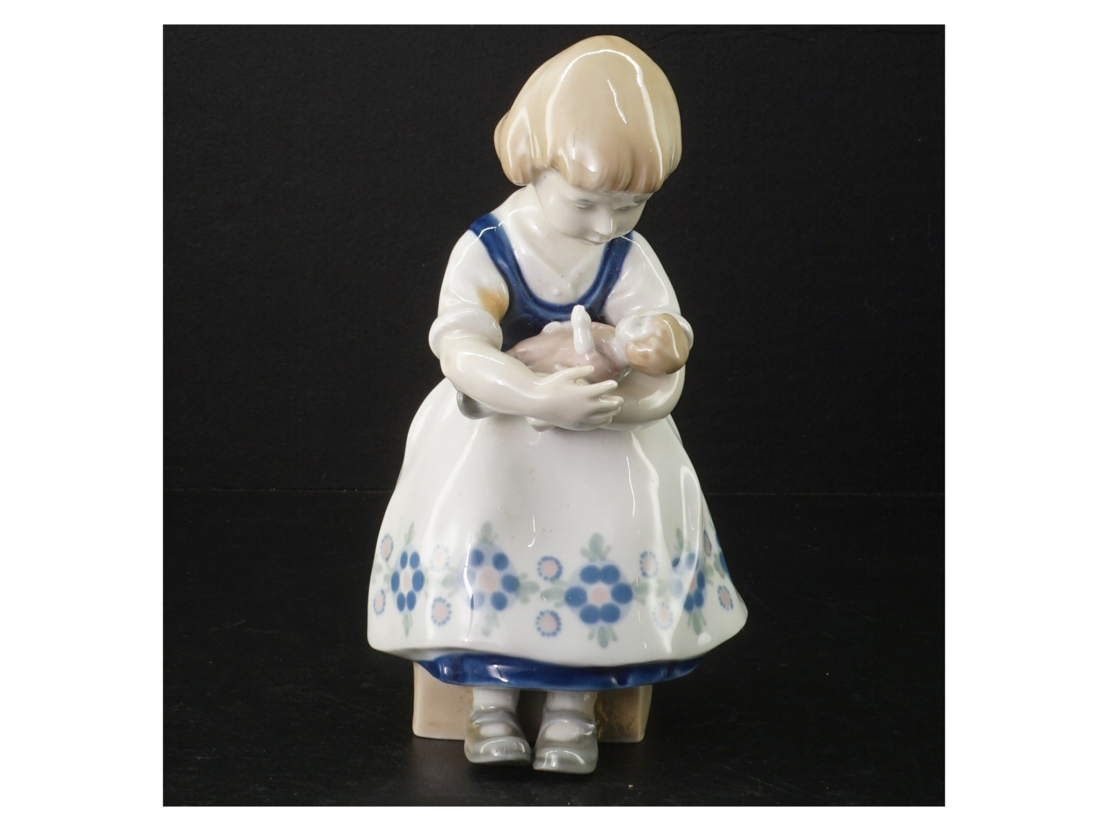 Porcelænsfigur af pige (str. 21 cm)