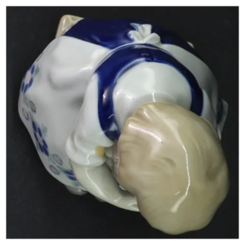 Porcelænsfigur af pige (str. 21 cm)