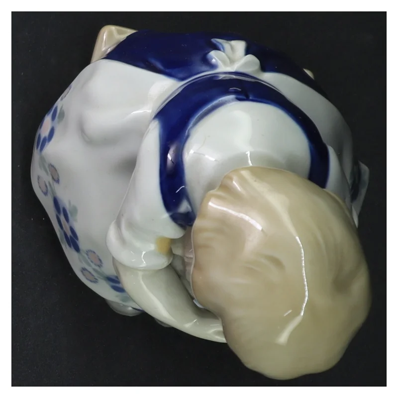 Porcelænsfigur af pige (str. 21 cm)