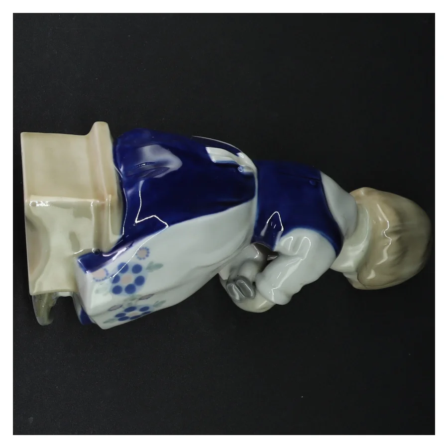 Porcelænsfigur af pige (str. 21 cm)