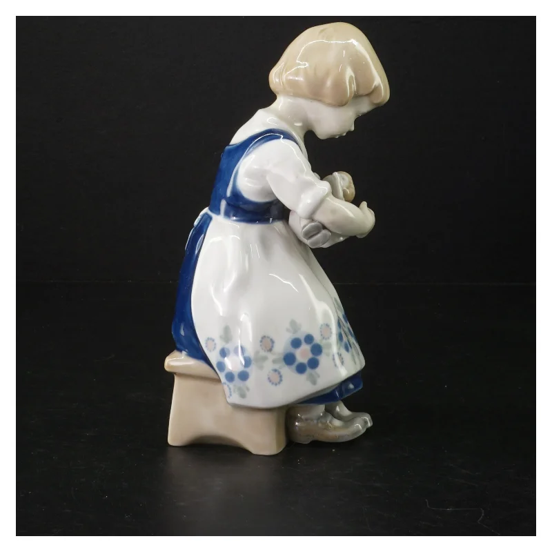 Porcelænsfigur af pige (str. 21 cm)