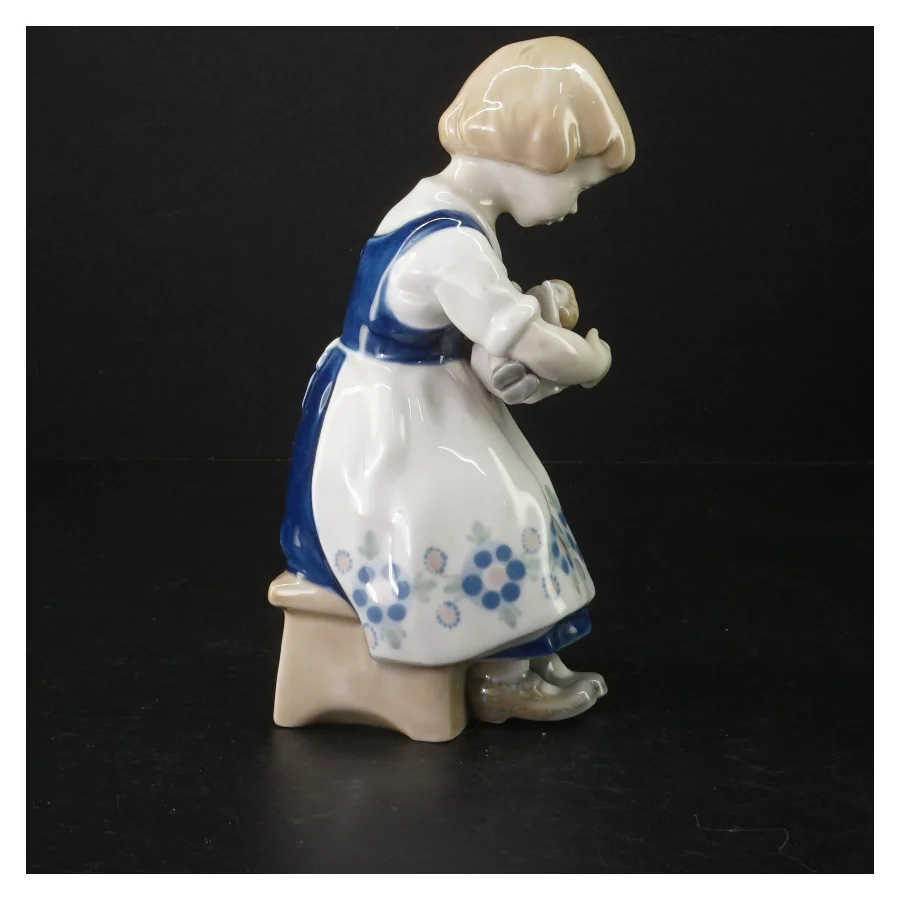 Porcelænsfigur af pige (str. 21 cm)