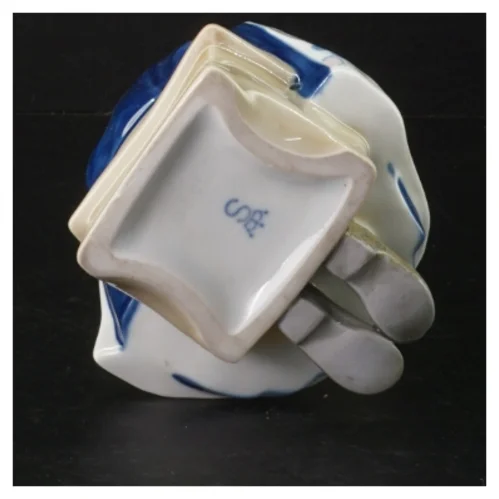 Porcelænsfigur af pige (str. 21 cm)