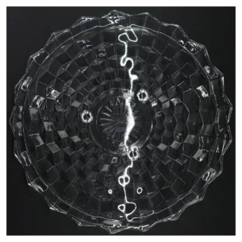 Glasfad med dekorativt mønster (str. 31 cm i diameter)