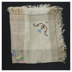 Broderet lille dug (str. 36 x 36 cm)