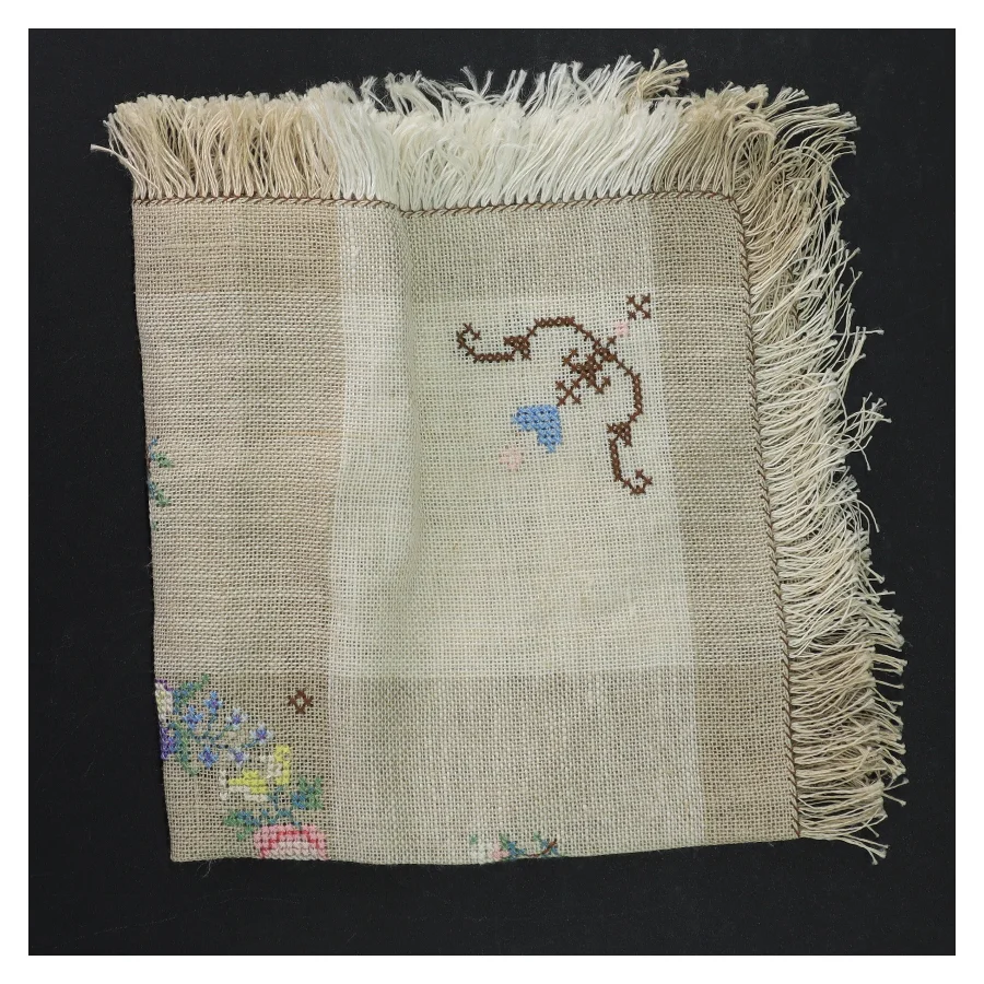 Broderet lille dug (str. 36 x 36 cm)