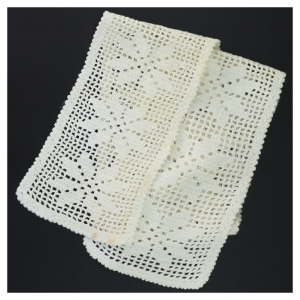 Hæklet bordløber (str. 100x14 cm)