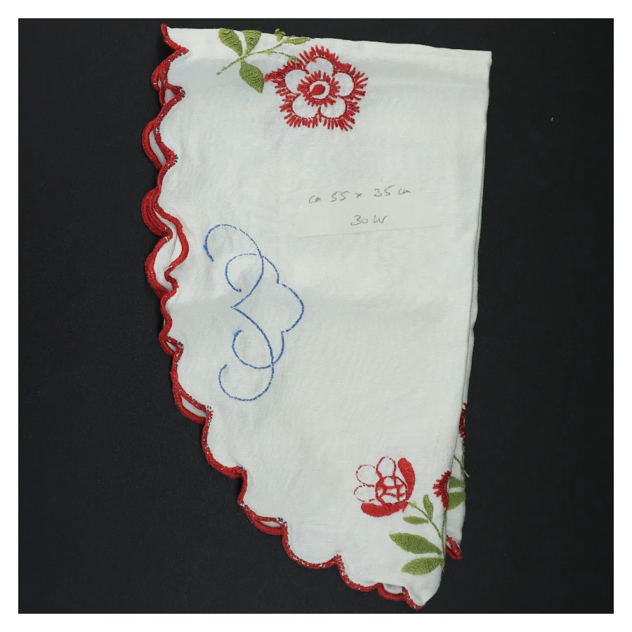 Broderet dug med blondekant (str. 58 x 35 cm)