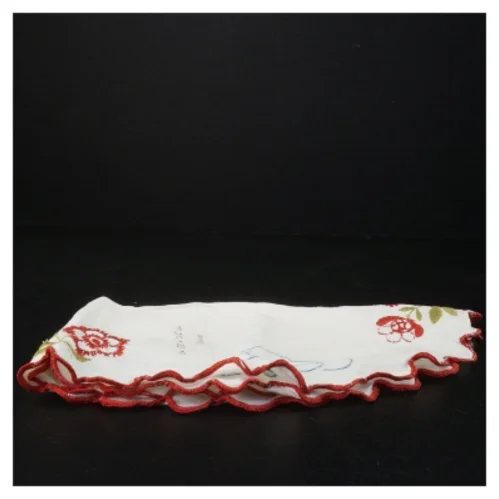 Broderet dug med blondekant (str. 58 x 35 cm)