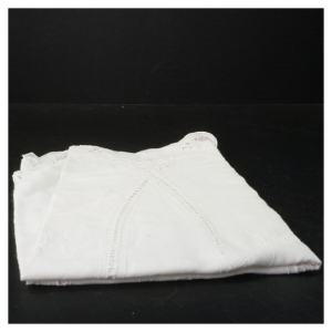 Hvidt broderet stof (str. 54. x, 155 cm)