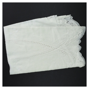 Hvidt broderet stof (str. 54. x, 155 cm)