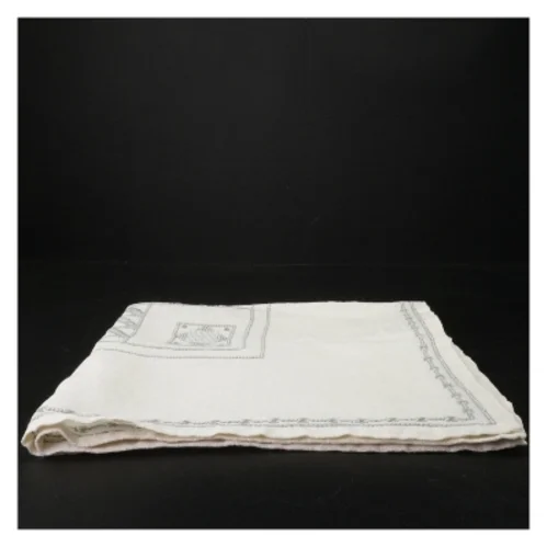 Broderet hvid dug (str. 60 x 60 cm)