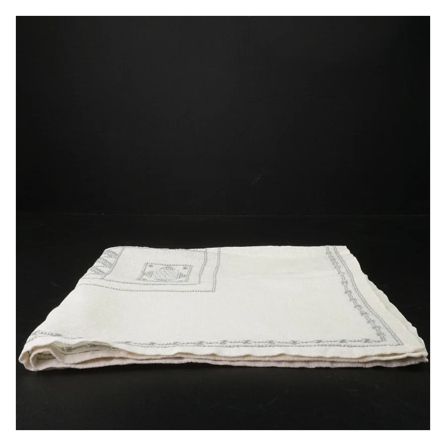 Broderet hvid dug (str. 60 x 60 cm)