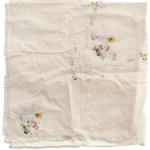 Broderet dug (str. 80x82 cm)