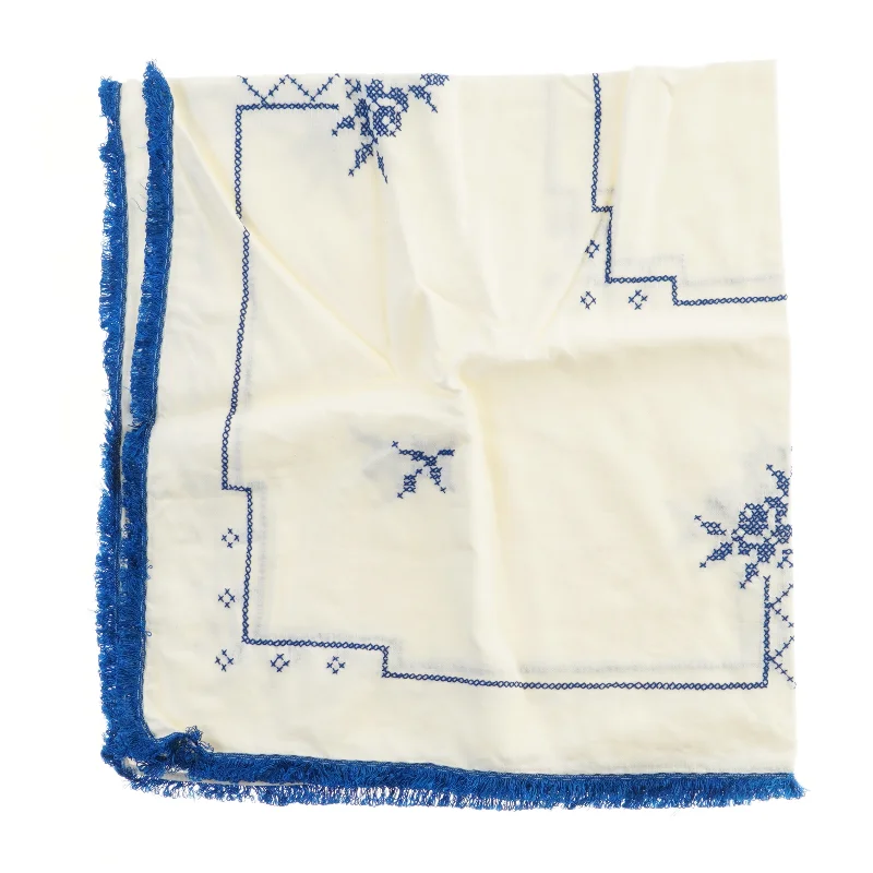 Borddug med blå broderi (str. 80x83 cm)