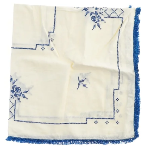 Borddug med blå broderi (str. 80x83 cm)