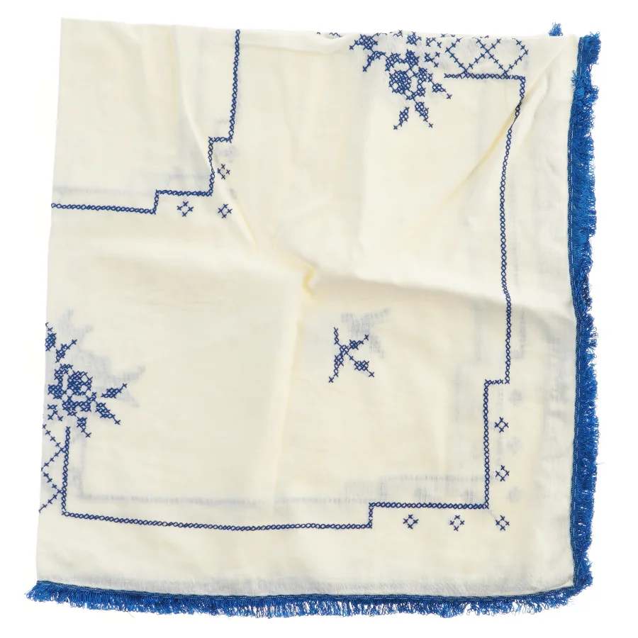 Borddug med blå broderi (str. 80x83 cm)