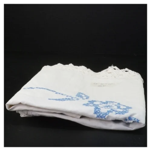 Broderet dug med blonder (str. 104 x 92 cm)