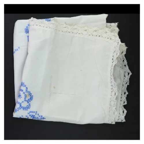 Broderet dug med blonder (str. 104 x 92 cm)