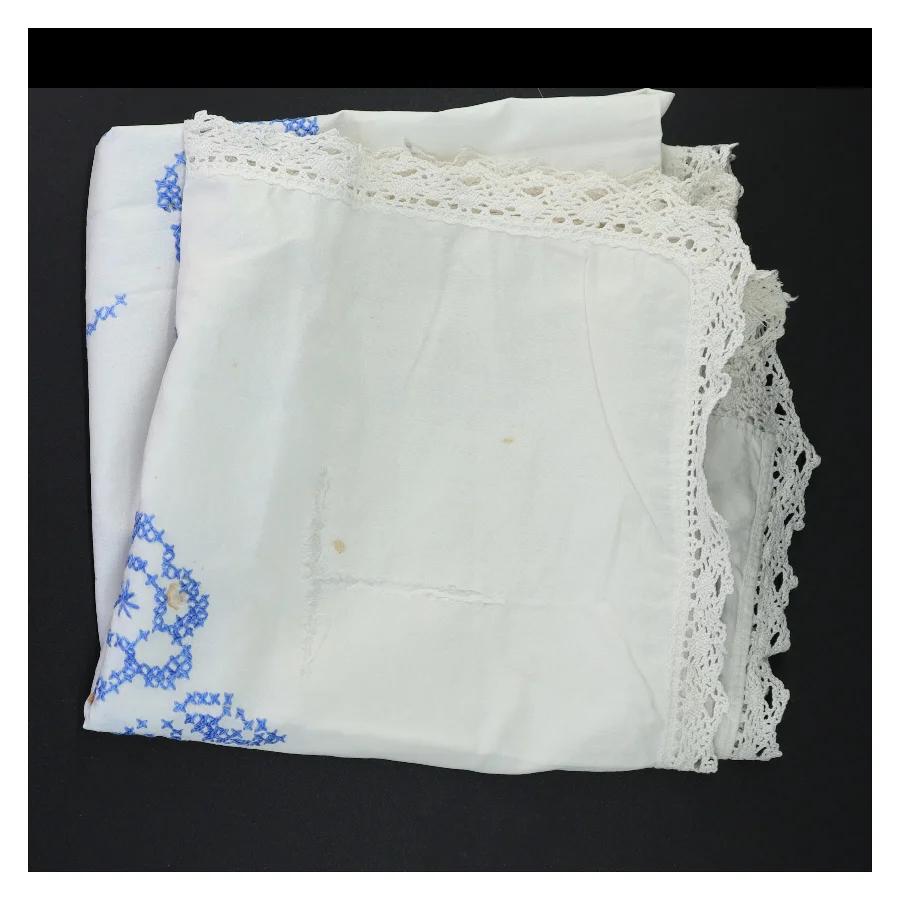 Broderet dug med blonder (str. 104 x 92 cm)