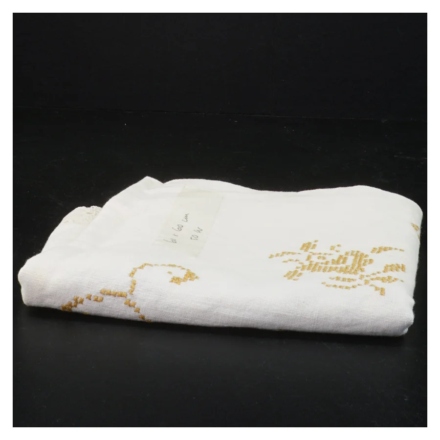 Hvid broderet dug med blondedetaljer (str. 70 x 67 cm)