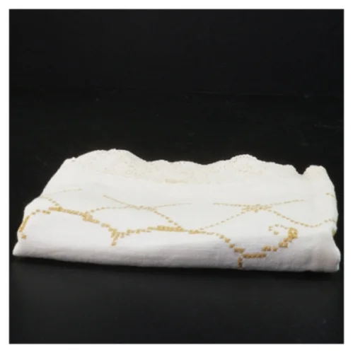 Hvid broderet dug med blondedetaljer (str. 70 x 67 cm)