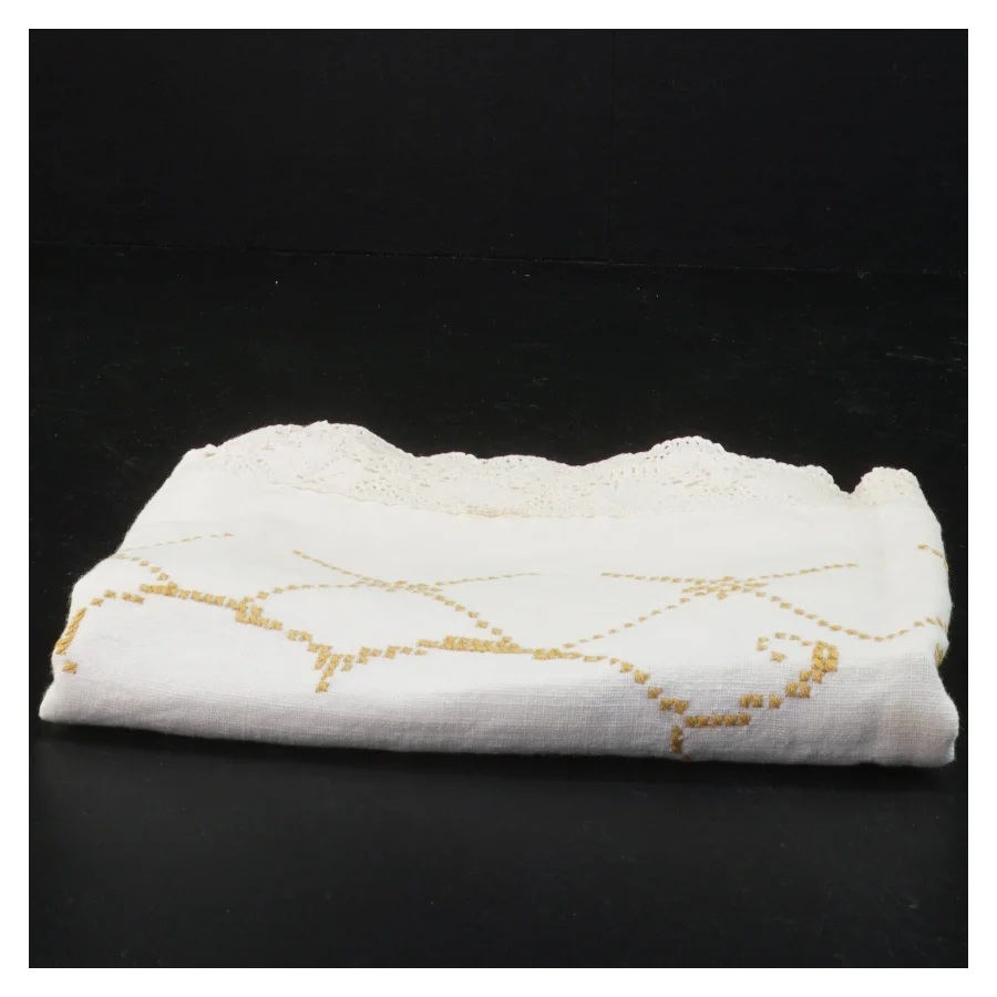 Hvid broderet dug med blondedetaljer (str. 70 x 67 cm)