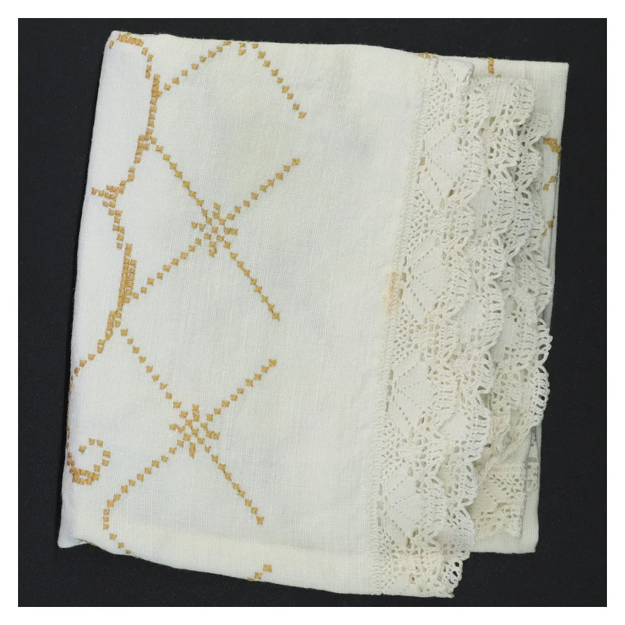 Hvid broderet dug med blondedetaljer (str. 70 x 67 cm)