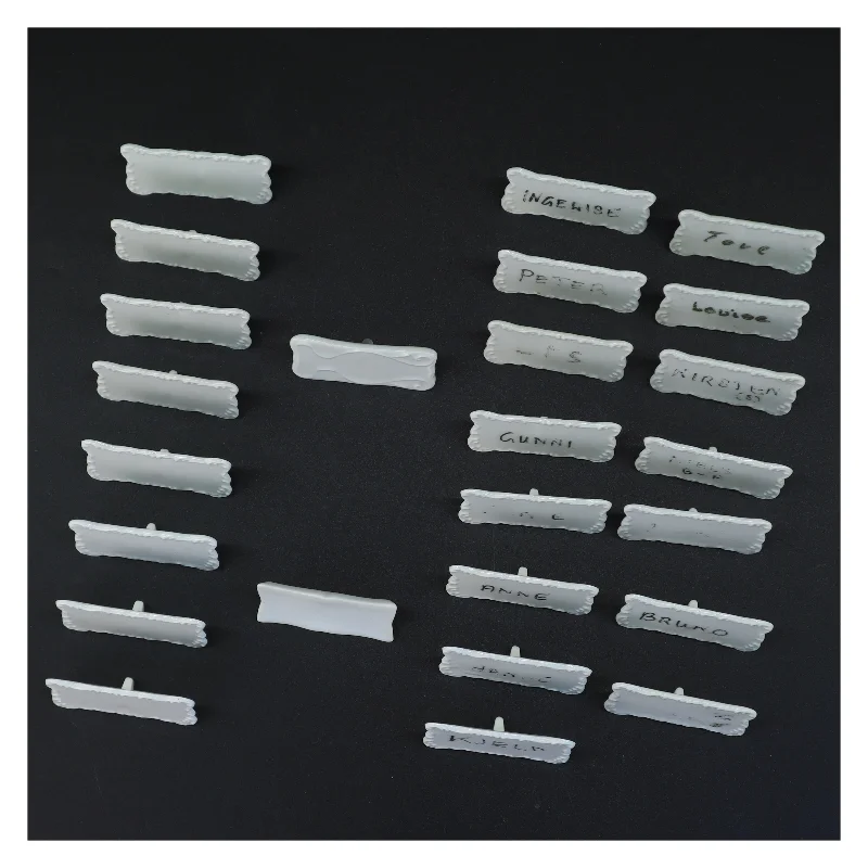 Bordkort i porcelæn med opbevaringskasse (str. 6,3 x 3,5 x 1,5 cm)