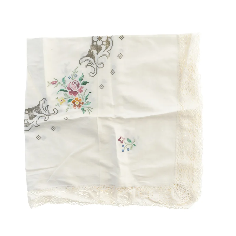 Broderet dug (str. 105x110 cm)