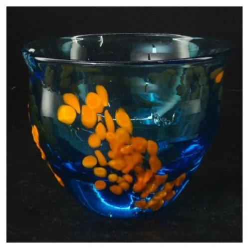 Blå glasvase med dekoration (str. 14 cm)