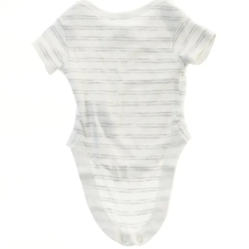 Kortærmet bodystocking til baby fra Primark (str.  bryst 18 cm, længde 27 cm)