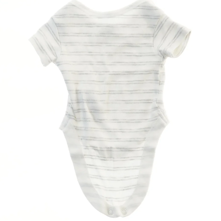 Kortærmet bodystocking til baby fra Primark (str.  bryst 18 cm, længde 27 cm)