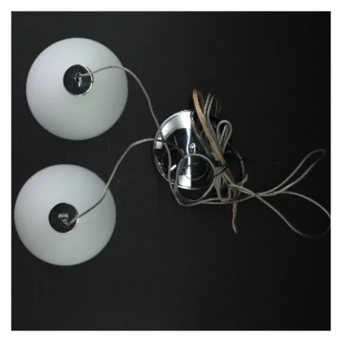 Dobbelt væglampe med hvide skærme (str. 9 cm høj. 13 cm i diameter)