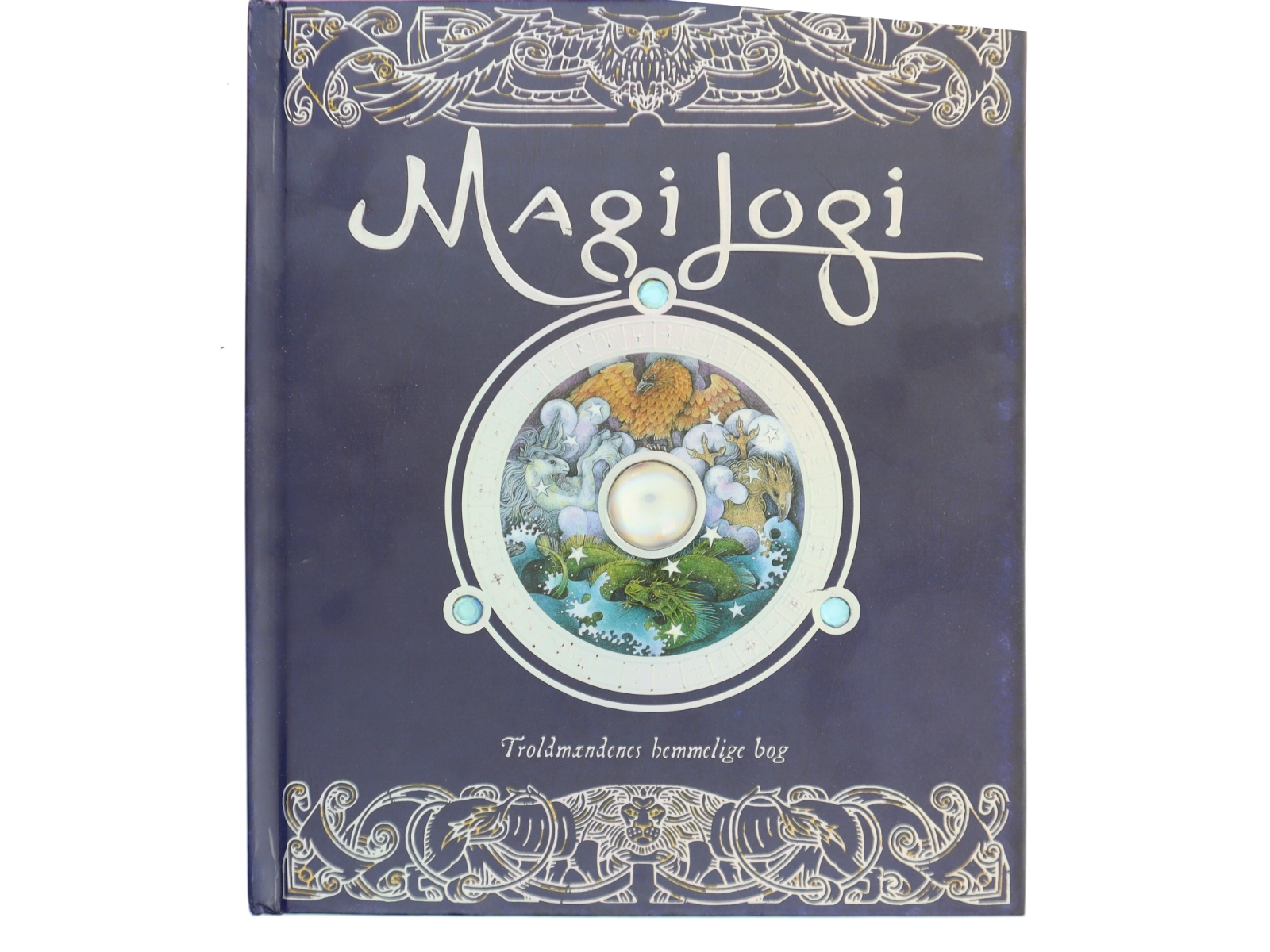 Magilogi : troldmændenes hemmelige bog : den sande beskrivelse af troldmænd og heksemestre, deres kunst og mange herlige evner som beskrevet af Mester Merlin af Poul Malmkjær (Bog)