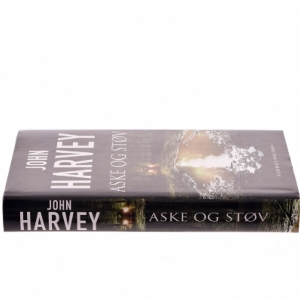 Aske og støv af John Harvey (f. 1938) (Bog)