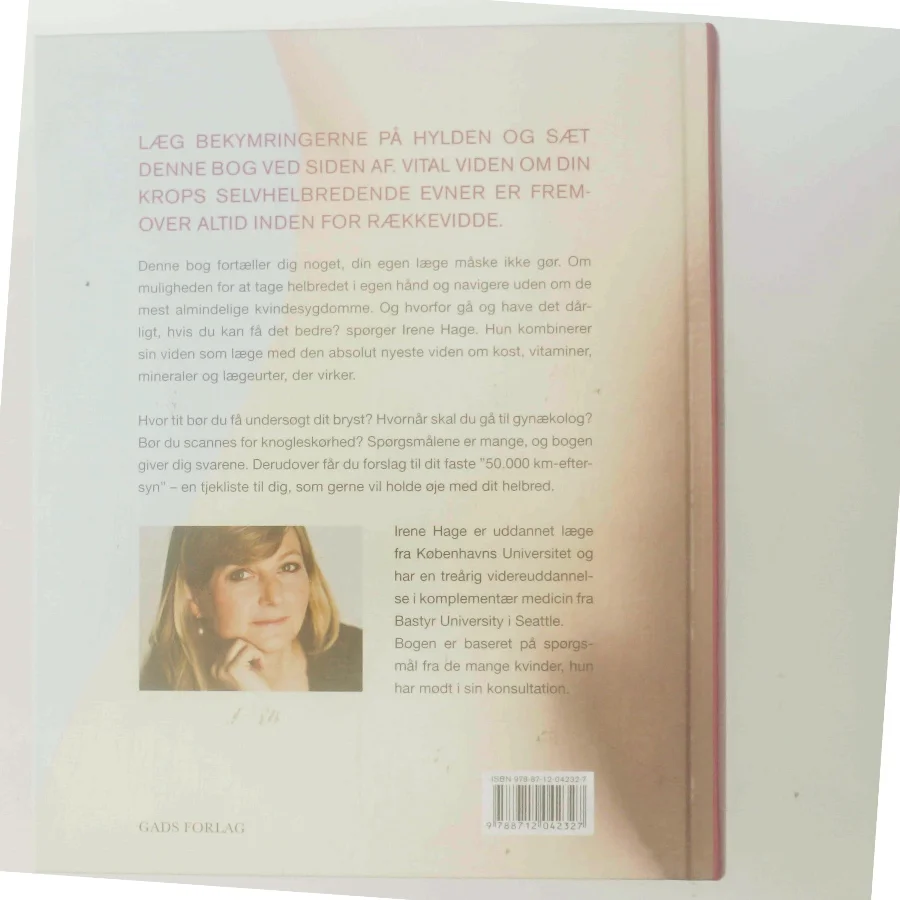 Kvinde - krop og sundhed : en moderne læges guide til selvhelbredelse af Irene Hage (Bog)