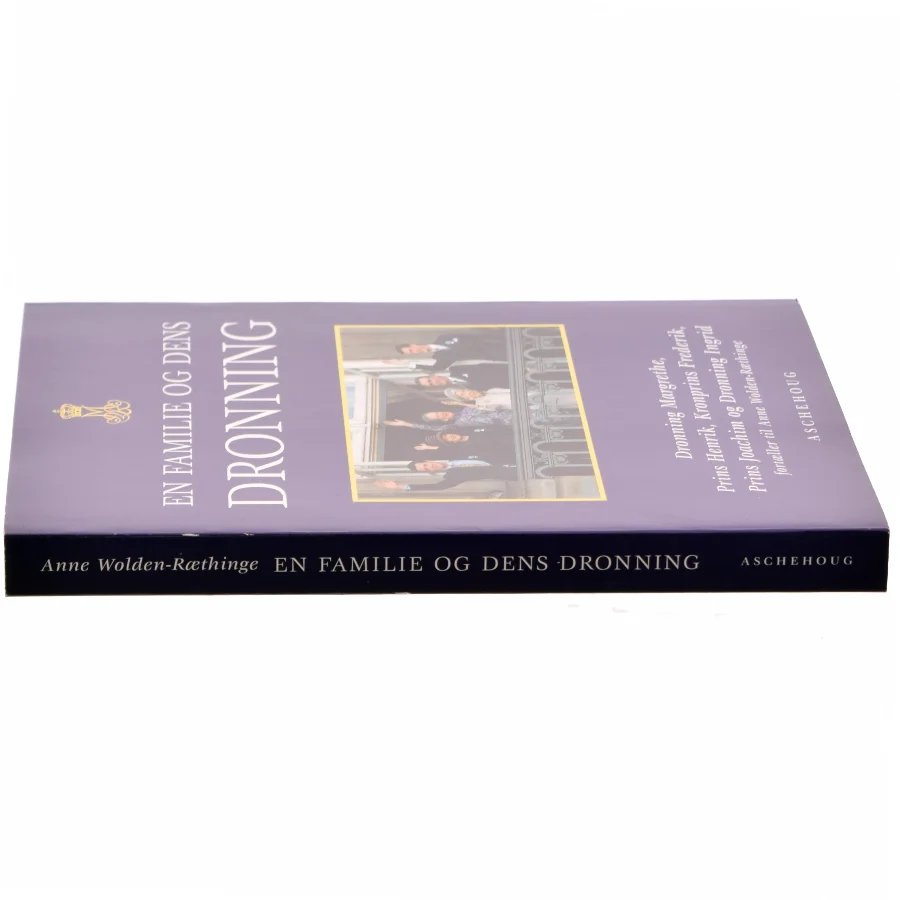 En familie og dens dronning af Anne Wolden-Ræthinge (Bog)