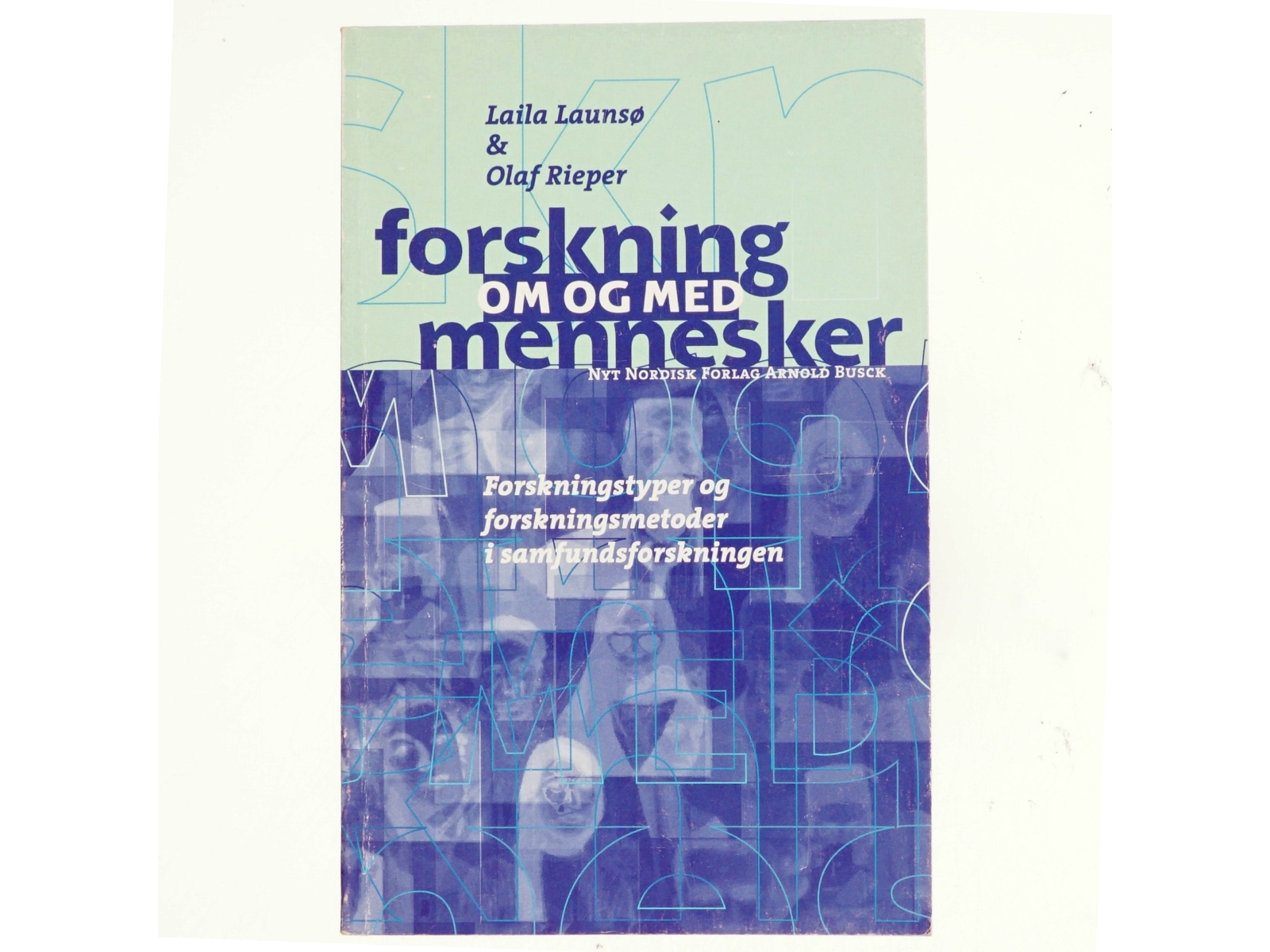 Forskning om og med mennesker : forskningstyper og forskningsmetoder i samfundsforskningen (Bog)