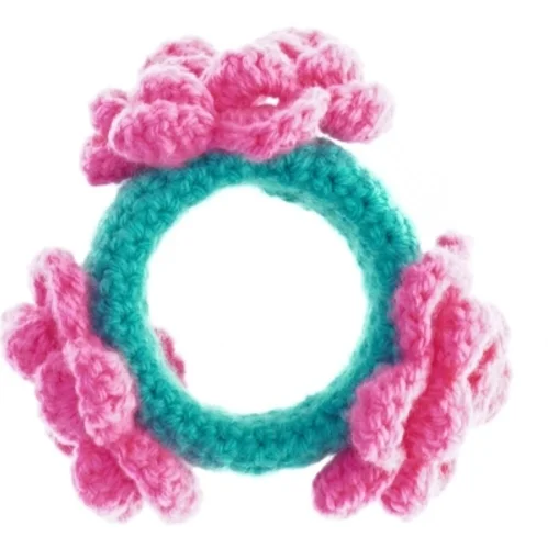 Armbånd med hæklede blomster (str. 7 cm)