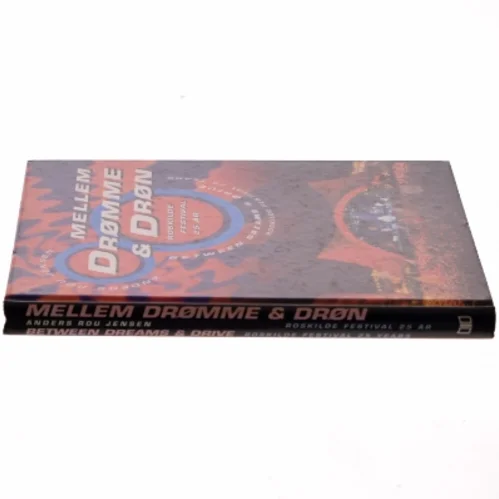 Mellem drømme & drøn : Roskilde Festival 25 år af Anders Rou Jensen (Bog)