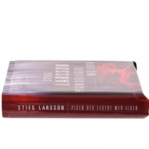 Pigen der legede med ilden af Stieg Larsson (Bog)