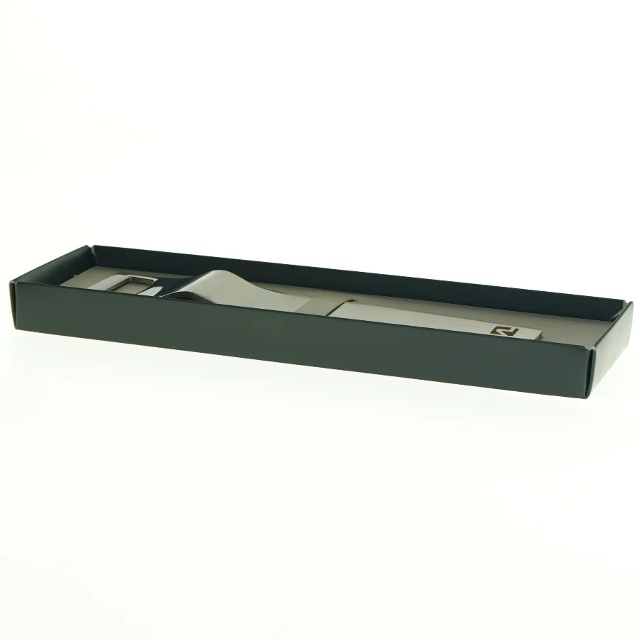 Erik Bagger kapselåbnet fra Erik Bagger (str. 25 x 6 cm)