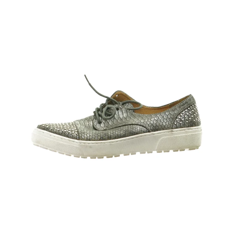 Sneakers med nitter fra R and BE (Str. 37)